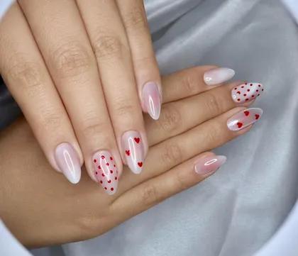 Manicura con diseño de corazones